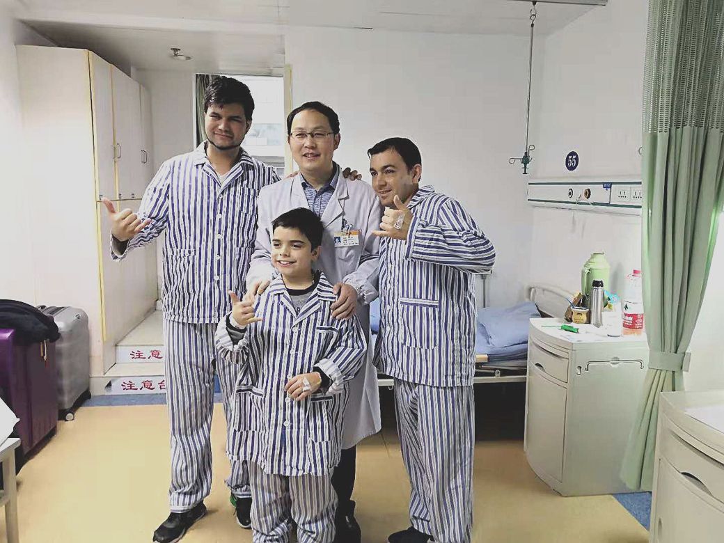 张勇与患者合影_副本.jpg
