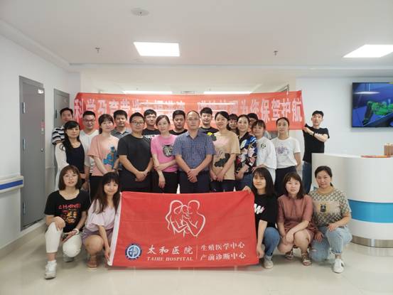 一群人在房间里描述已自动生成